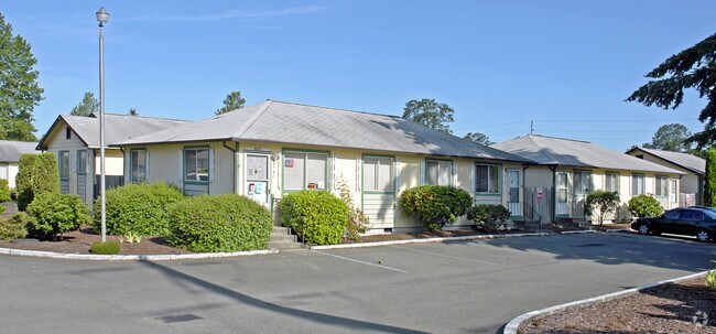 Primary Photo - Carlyle Court Apartments