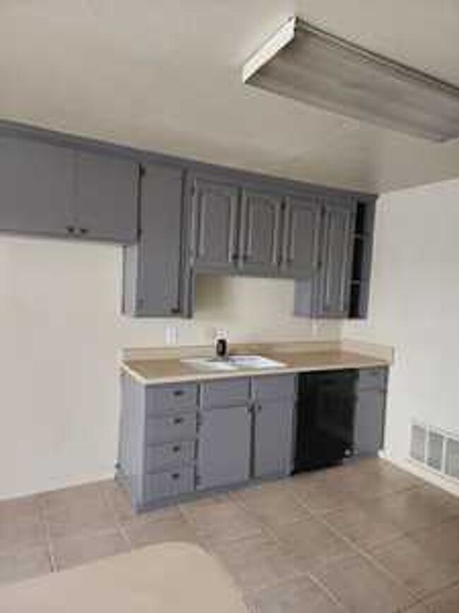 Building Photo - 2 bedroom, 2 baths, 1 car garge House