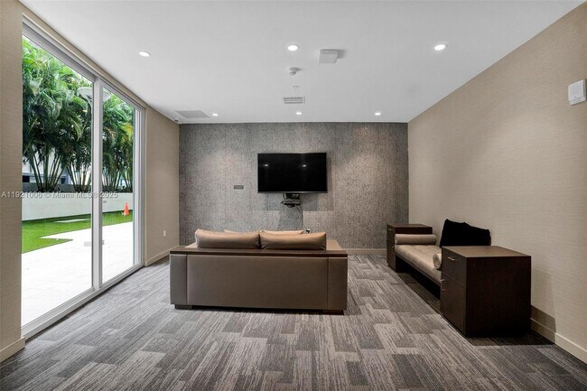 Building Photo - 1010 SW 2nd Ave