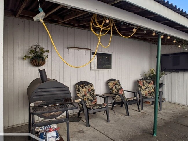 Building Photo - 1911 W Addison St