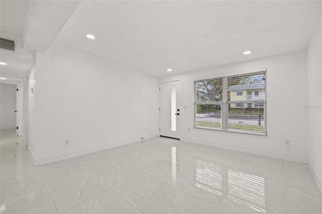 Building Photo - 2134 Catalina Dr