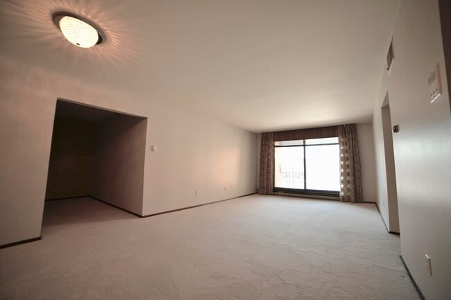 Building Photo - 1906 E Shorewood Blvd