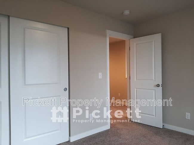 Building Photo - 1004 Samara St