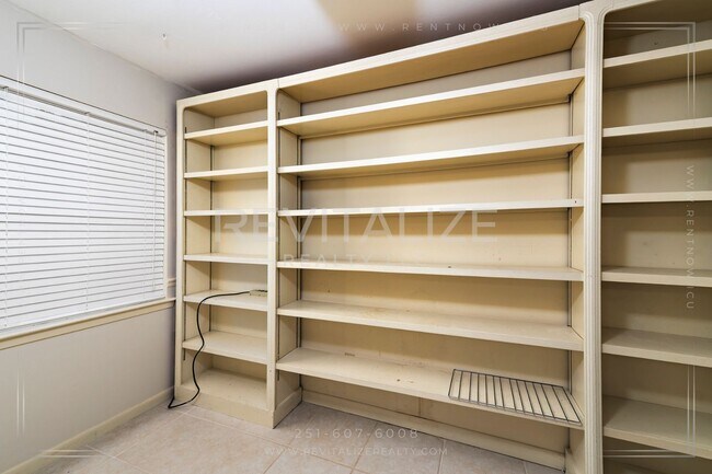 Building Photo - 3/2 Brick Home with Sunroom, Deck, and Car...