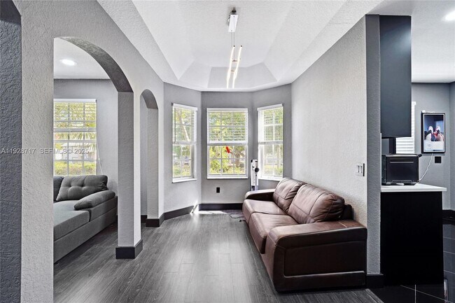 Building Photo - 1010 Belmont Pl