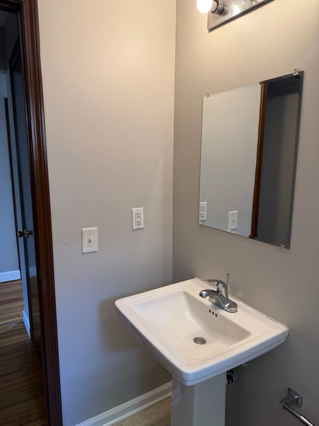 Building Photo - Cute 3 Bedroom/1 Bath House Near Downtown Winston