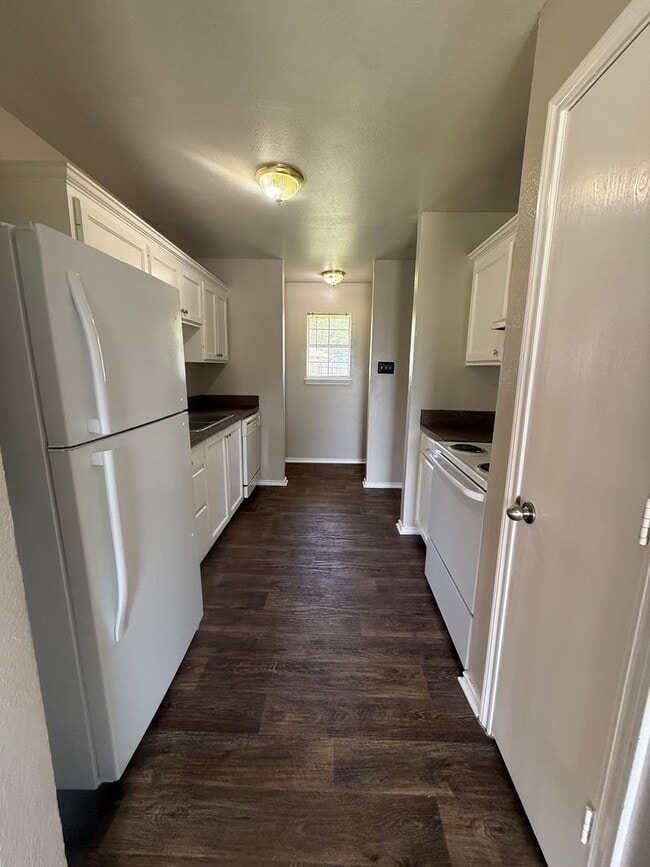 Building Photo - 3-bed/2-bath with garage!