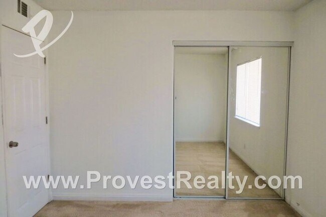 Building Photo - 3 Bed, 2 Bath Silver Lakes Home!!!