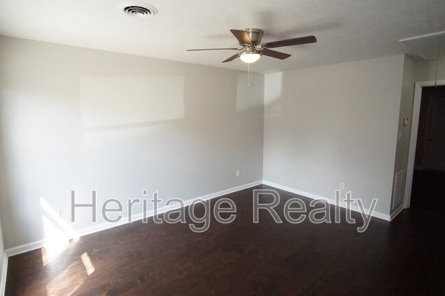 Building Photo - 2050 Countryhill Ln