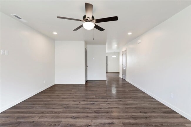 Building Photo - Like new 3 bedroom.