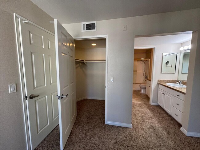 Building Photo - Beautiful 2 Bedroom 2 Bathroom Home in Woodland Hills