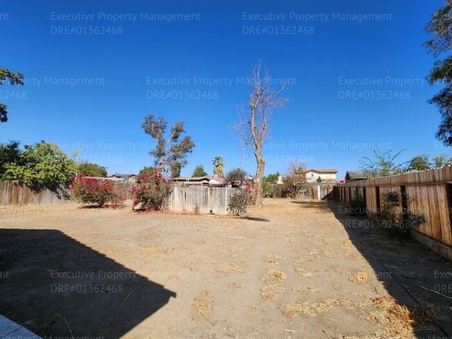Building Photo - 4 bedroom 2 bath great location.
