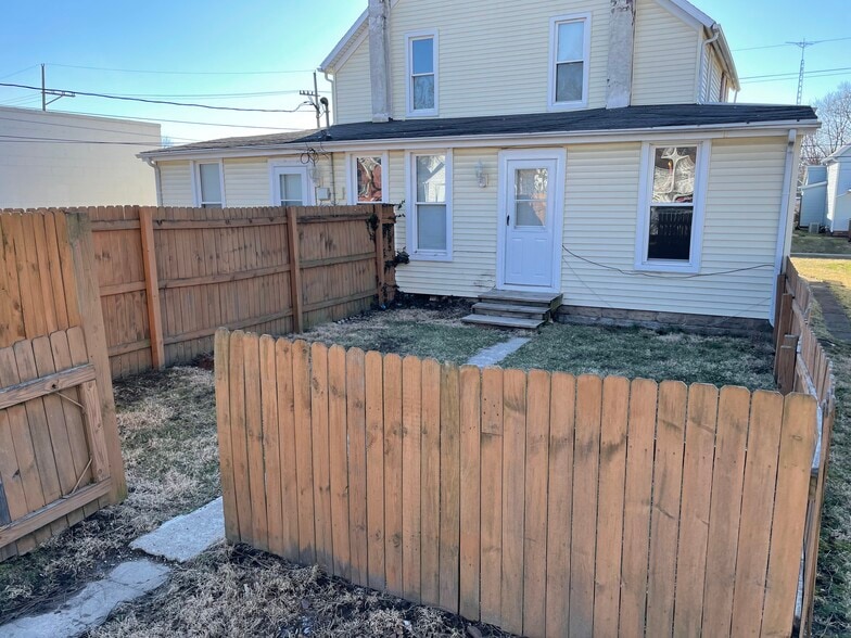 Fenced Back Yard - 631 S 16th St