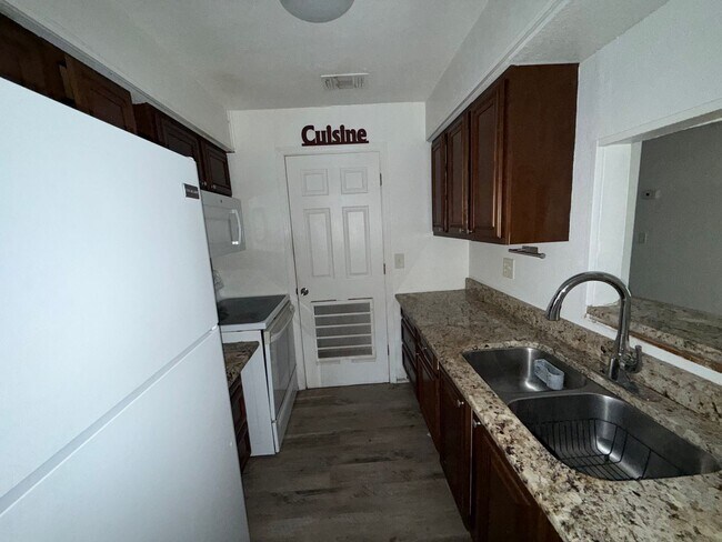 Building Photo - Spacious 2/2 in SW Gainesville – W/D Included!