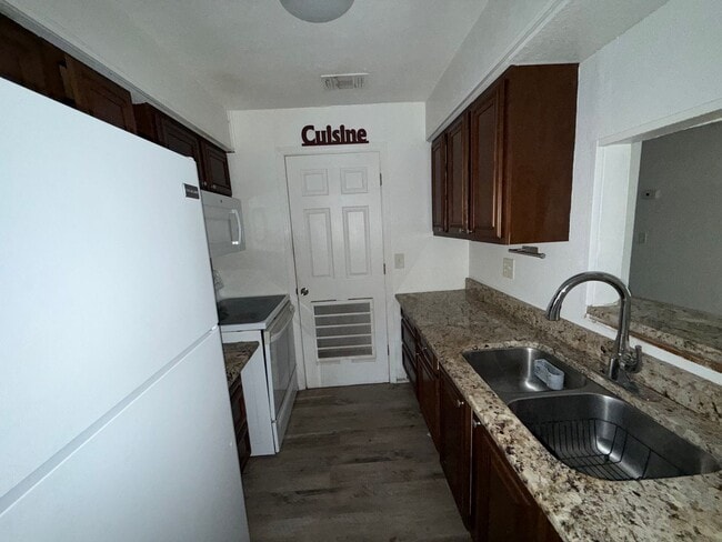 Building Photo - Spacious 2/2 in SW Gainesville – W/D Included & Ready 2/1/26!