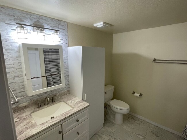 Building Photo - Cozy, 2 Bedroom Apartment for Rent in the Birchwood Neighborhood!