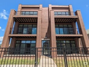 Building Photo - 4740 W Addison St