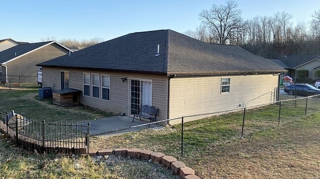 Building Photo - Gorgeous 3 Bedroom, 2 Bathroom Home in Woodridge Estates