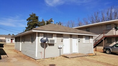 Building Photo - Duplex Across from SWOSU