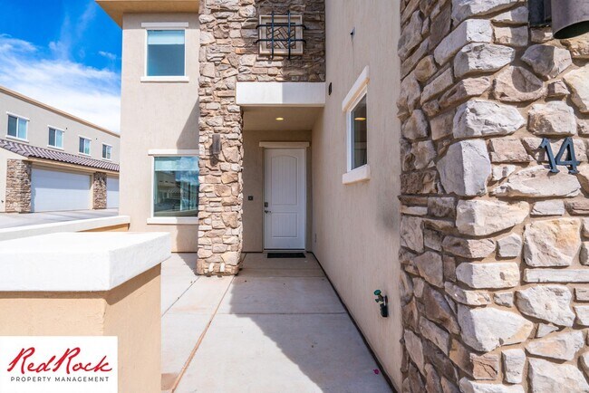 Building Photo - 3 Bedroom, 2.5 Bathroom Townhome in Ivins City