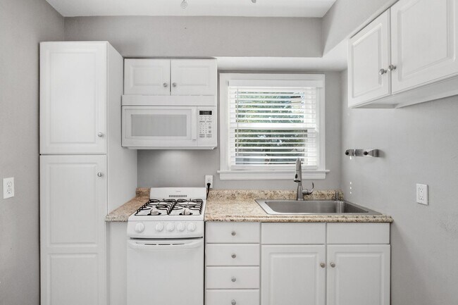 Building Photo - Chic French-ish Town-Cottage