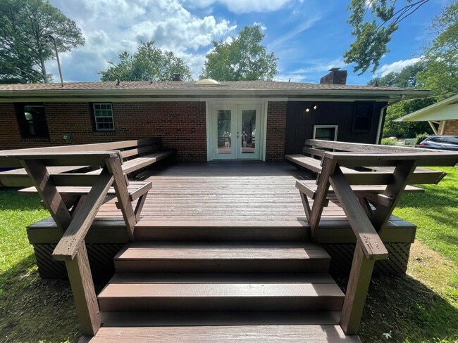 Building Photo - Beautiful 3 bedroom house with wood floors...