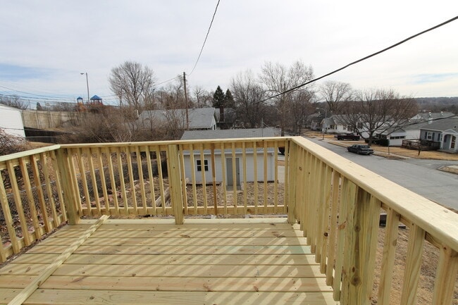 Building Photo - Large 3 bedroom with Open Floor Plan! Close to all the shopping and dining of Aksarben! Close to ...