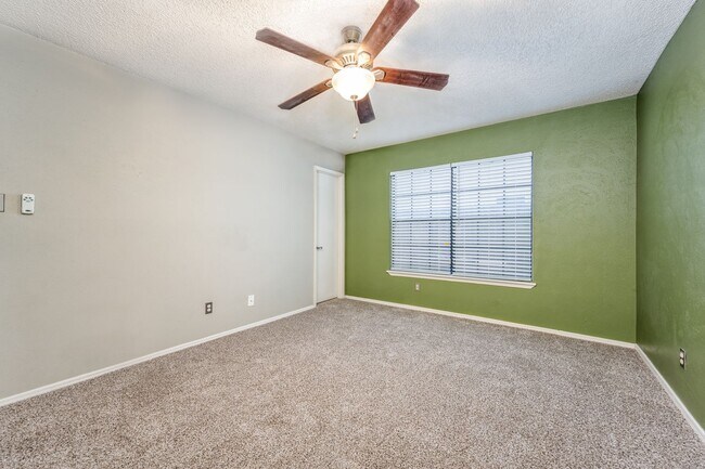 Building Photo - 1925 Parkside Dr