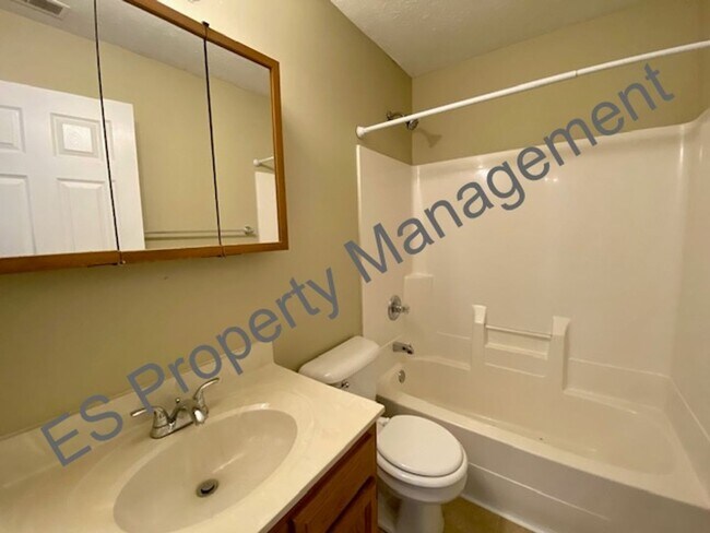 Building Photo - Great 3 Bedroom 2 Bathroom Ranch Style Hom...