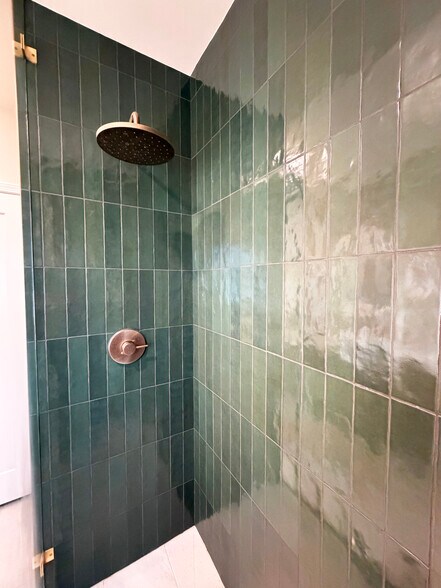 Building Photo - 2023 E 14th Pl