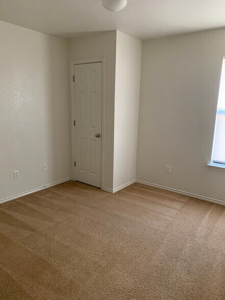 Building Photo - 2912 Ashley Dr