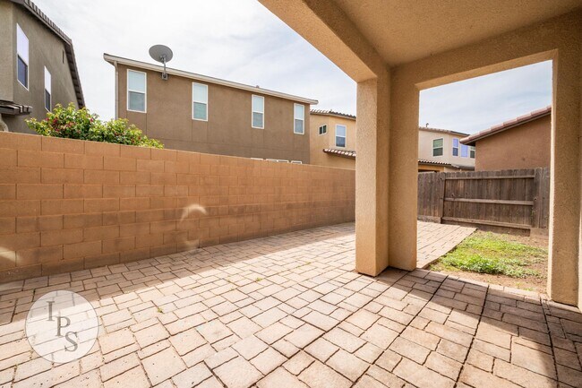 Building Photo - Fresno SouthEast Home, Gated Community, Clovis Unified School District, 3BR/2.5BA - Lots of Ameni...