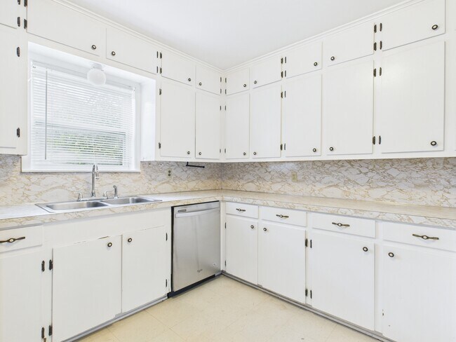 Building Photo - 1402 Village Dr