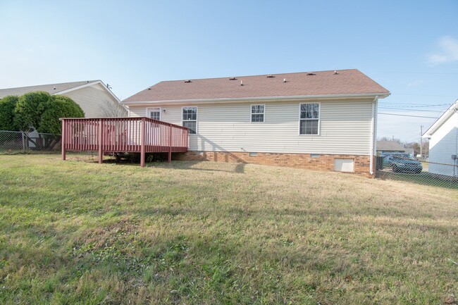 Building Photo - Fenced Yard!