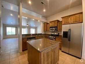 Building Photo - SPACIOUS HOME FOR RENT!