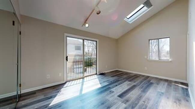 Building Photo - 2 Bedroom 2.5 Bath Townhouse