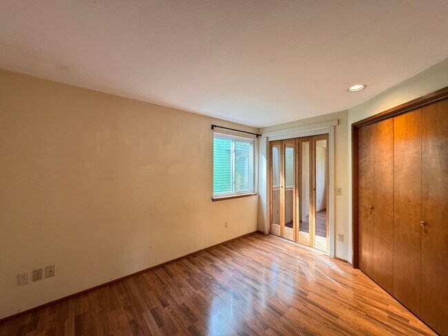 Building Photo - Beautiful Wedgwood Home with Flexible Living + 2nd Kitchen