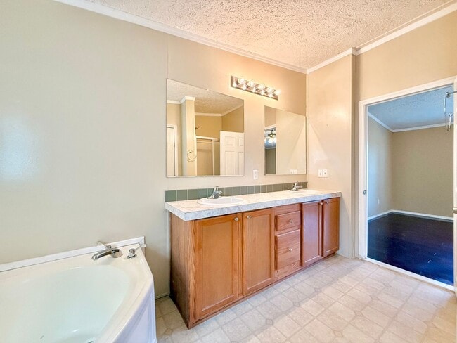 Building Photo - Lovely spacious home-3 bedroom-2 bathrooms-all appliances