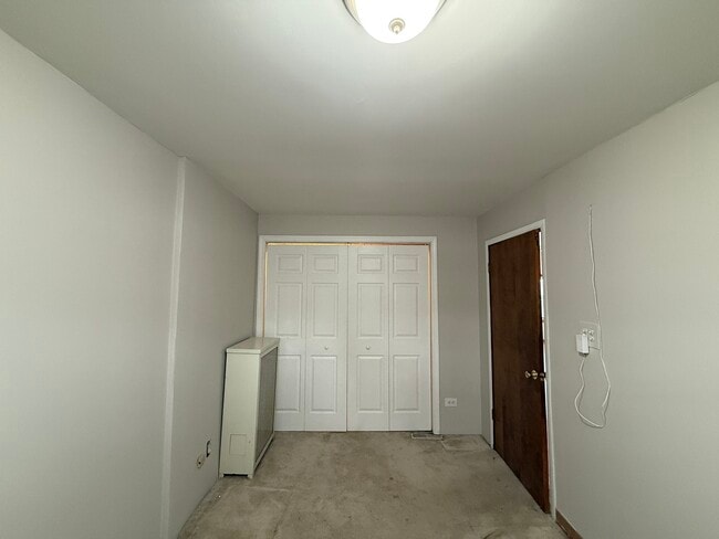 Building Photo - 4844 W Montrose Ave