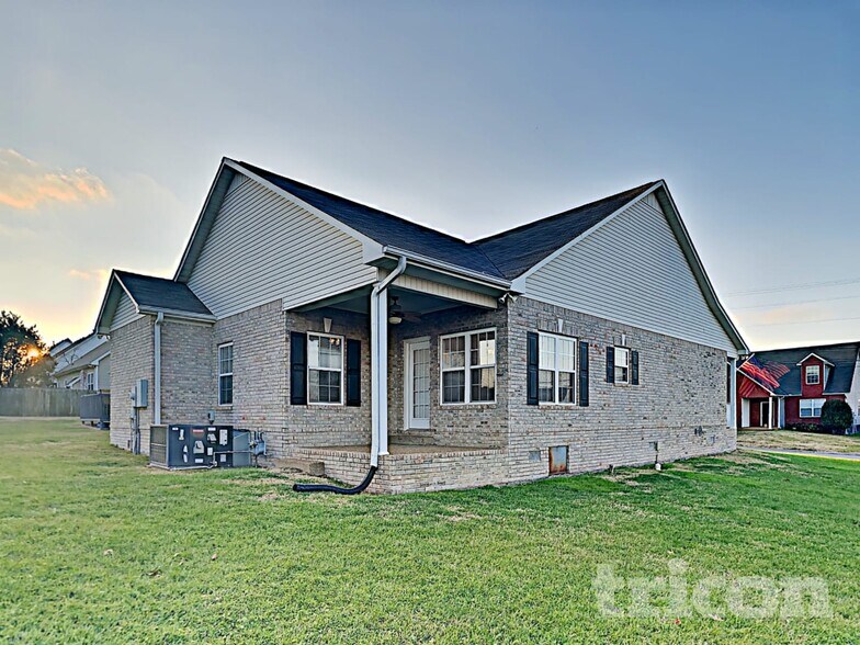 Building Photo - 1015 Golf View Way