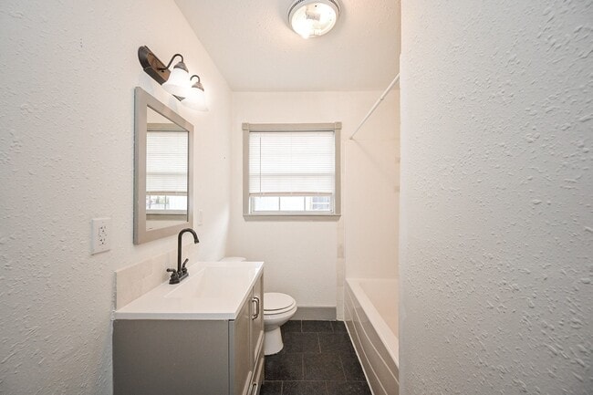 Building Photo - 314 W Hart Ave