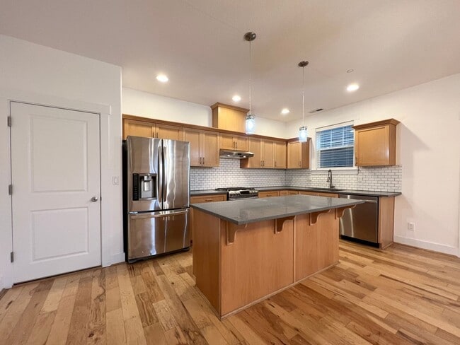 Building Photo - Beautiful 4 Bed, 2.5 Bath Home with Two Car Garage!