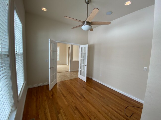Building Photo - Available September! Beautiful and Spacious Home in Central Park!