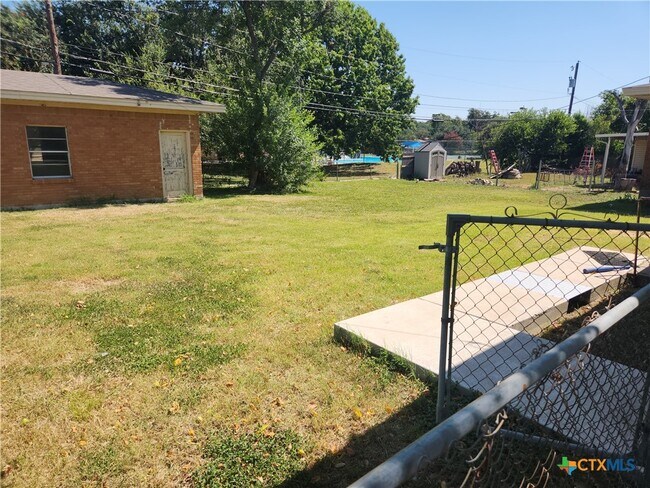 Building Photo - 310 W Walker Ave