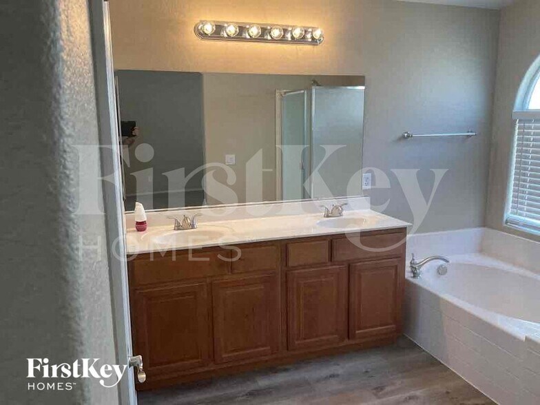 Building Photo - 5134 Tunnel Falls Dr