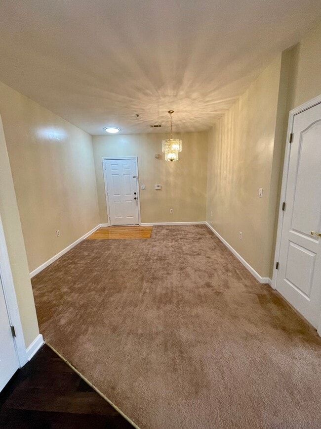 Building Photo - Newly Renovated 3 Bedroom Condo at a GREAT Price!