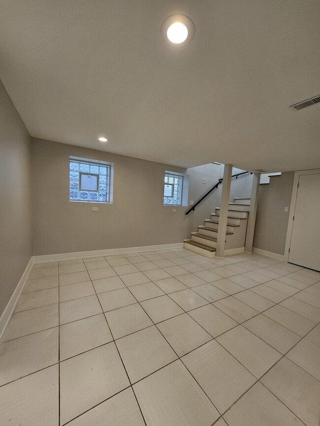 Building Photo - 901 N Francisco Ave