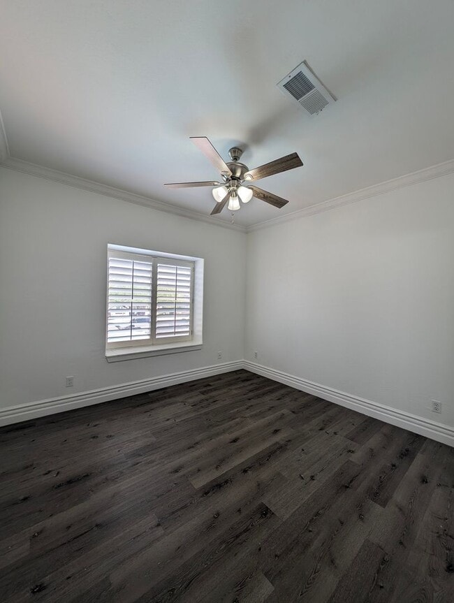 Building Photo - BEAUTIFUL executive style home w/ entertainer's dream backyard!