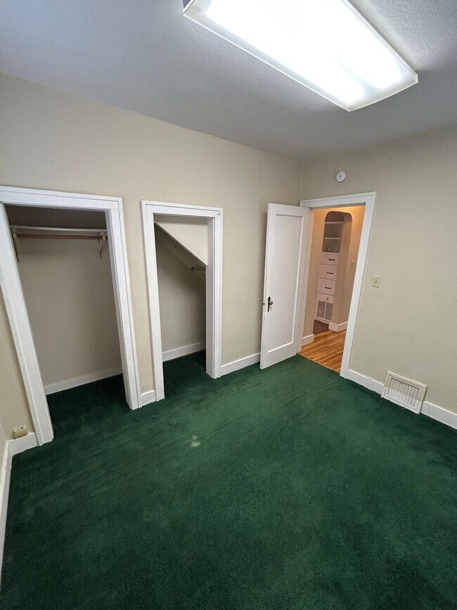 Building Photo - 376 W Washington St