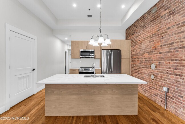 Building Photo - 7 Broad St